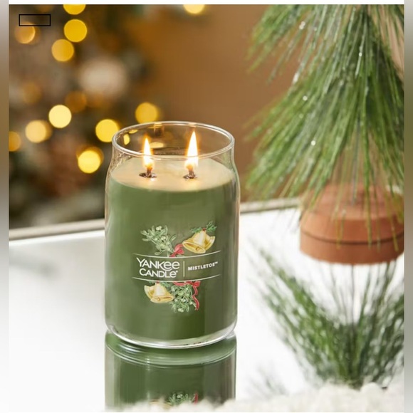 Yankee Candle Mistletoe,berries,pine boughs,holly,clove,2 wick,woody fragrance - Picture 7 of 7